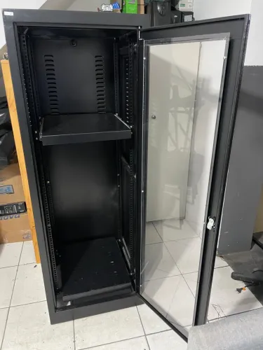 RACK PARA SERVIDOR FECHADO PRETO