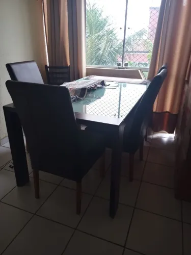 Mesa de madeira com tampo de vidro com 4 cadeiras, bem conservada.