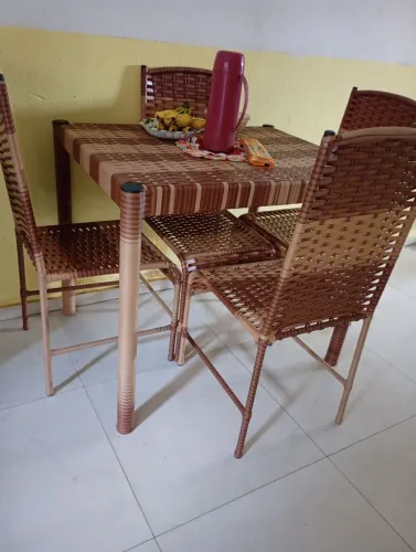 Vendo um lindo conjunto de mesa com 4 cadeiras seminovos