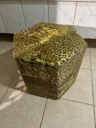 Puff estofado com estampa de onça