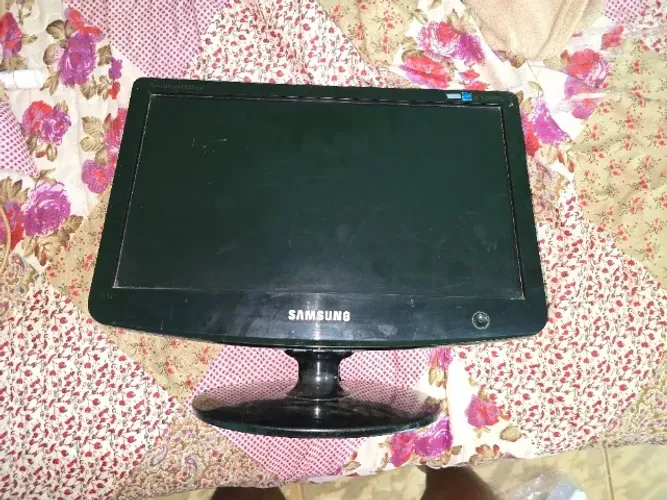 MONITOR SAMSUNG 16 POLEGADAS