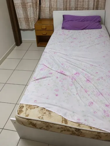 Cama criança com baú na cabeceira - desapegando mudança