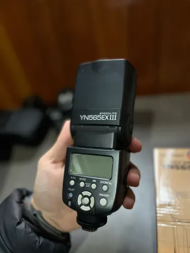 Flash Yongnuo Speedlite YN565EX III + pilhas