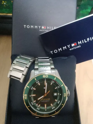 Relógio Tommy Hilfiger Original Vivara fundo verde SOMENTE HOJE PROMOCAO DA MADRUGADA