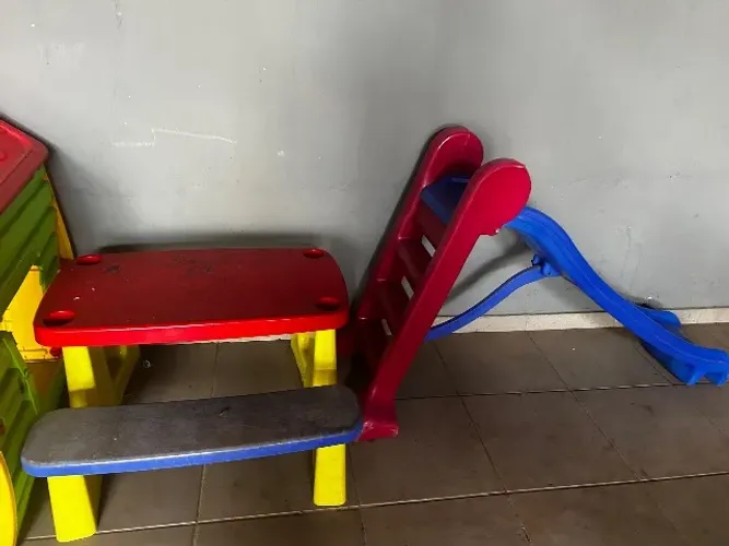 Escorregador infantil e mesinha