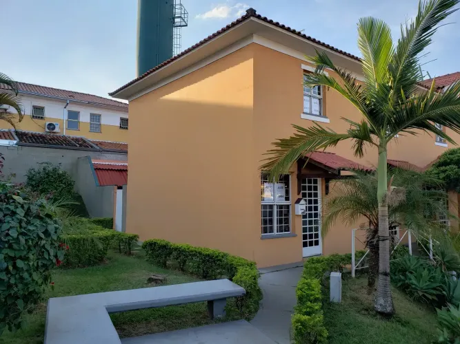Casa de condomínio para aluguel tem 66 metros quadrados com 2 quartos
