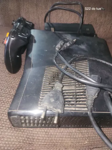 XBOX 360 COM LUZ VERMELHA TROCO POR BAG FAÇO ROLO OU VENDO A 100$
