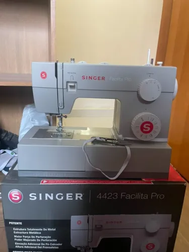 Máquina de Costura Singer Facilita Pro 4423 com Pedal - Revisada e em Excelente Estado
