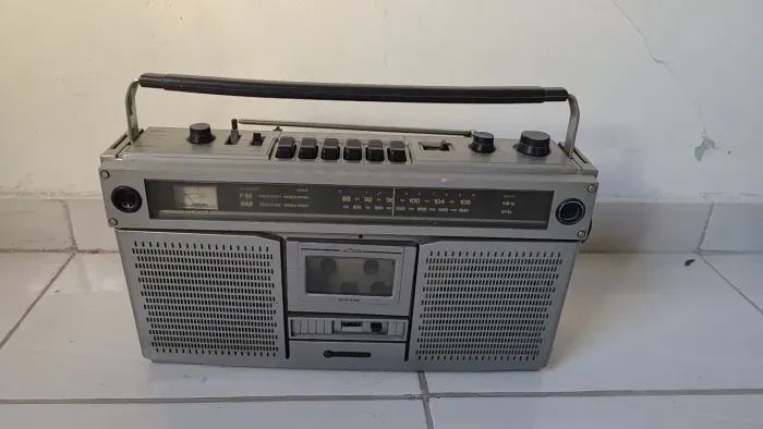 Rádio Gravador Vintage Sanyo M-9922F AM/FM Cassete - Década de 1980