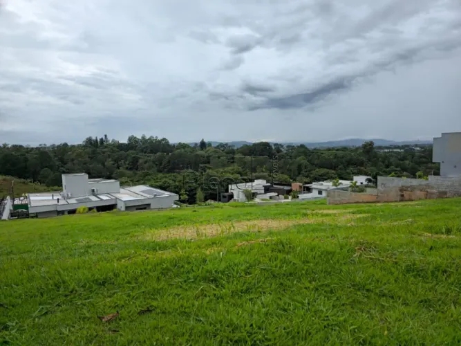 Terreno à Venda no Condomínio Vila Lombarda em Valinhos, no bairro Joapiranga.