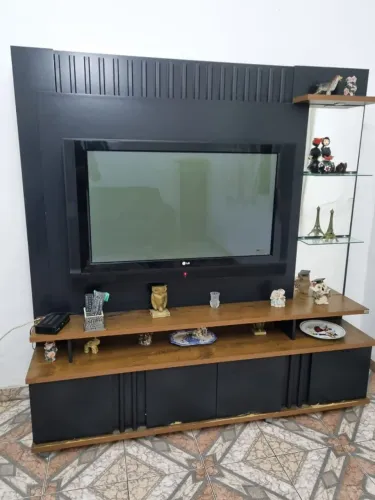 Rack preto com madeira
