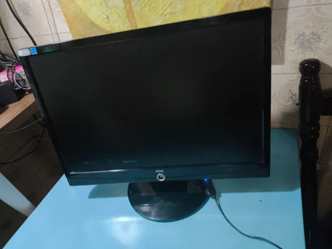 Monitor AOC 16 polegadas com defeito 