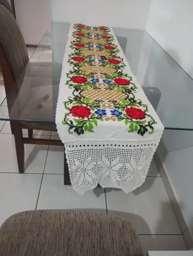 Caminho de mesa 6 cadeiras bordado e finalizado com bordas de mais de 2 metros