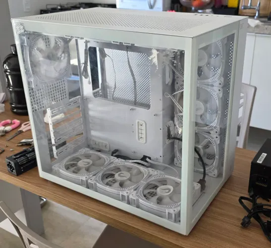 Gabinete Risemod com 10 ventoinhas Risemod e controladora Risemod