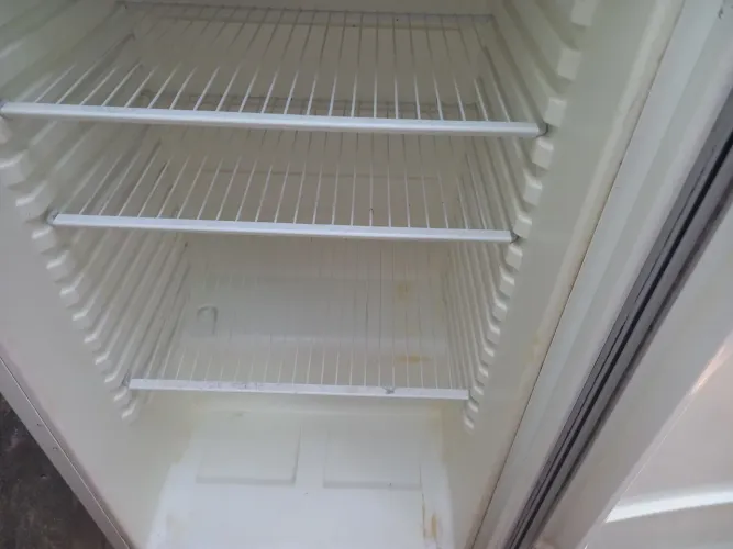 Vende-se geladeira tudo funcionando perfeitamente, não tem a gaveta de verduras