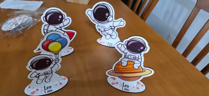Centro de mesa astronauta 12 unidades com descrição 'Leo 1 ano' 
