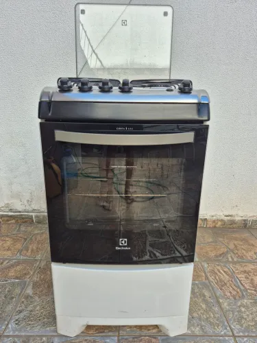 Fogão 4 bocas Electrolux seminovo conservado