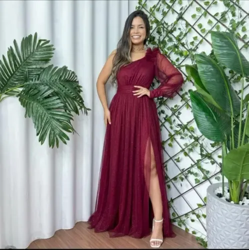 Vestido de Festa Marsala Longo em Tule Brilhante com Fenda, um ombro so. Tamanho M.