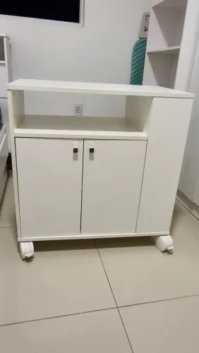 Armário Multiuso Branco com 2 Portas, Nicho e Rodízios Tak&Stock