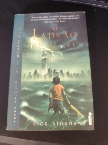 Livro " Percy Jackson O ladrão de raios" 