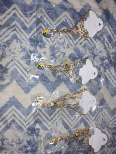 Cordões e pulseiras com o símbolo do autosmo