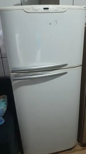 Geladeira (Para Conserto ou Retirada de Peças)