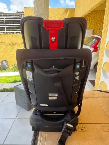 Cadeira de bebê até criança, regulável.