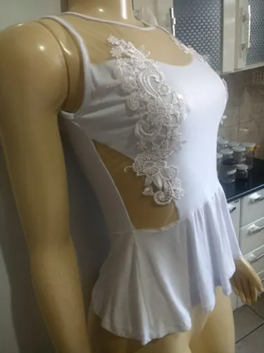 Blusa com tule + 1 par de brincos novos (brinde)