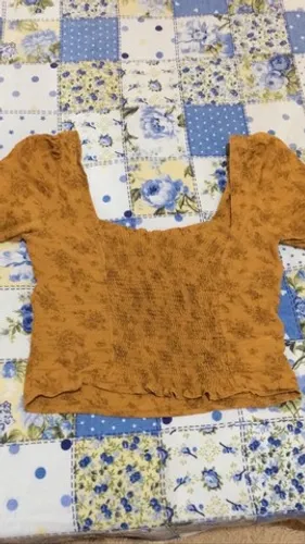 Blusa tipo cropped mostarda