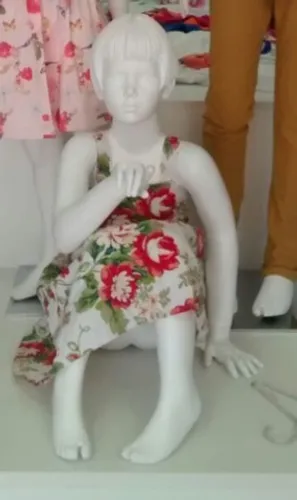 Msnequim infantil sentado