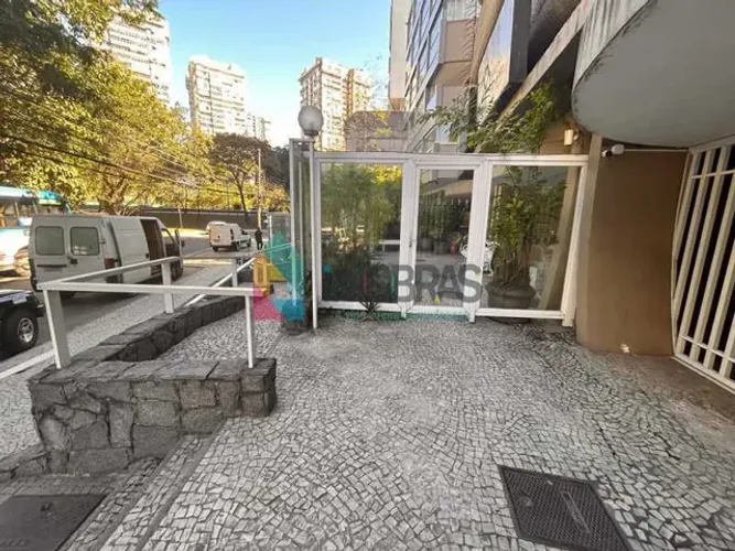 SÃO CONRADO : LOJA COM 300M ² AMPLA, COM 2 BANHEIROS EM PONTO ESTRATEGICO LOUNGE EXTERNO A