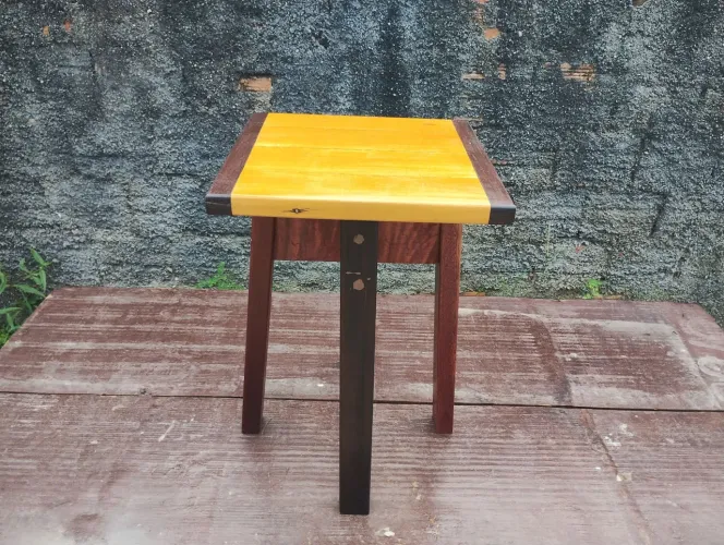 Banqueta de madeira demolição