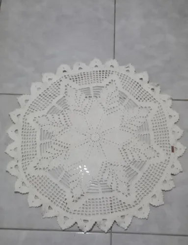 Tapete/ centro de mesa de crochê branco redondo