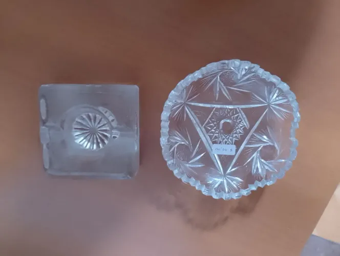 Conjunto de cinzeiro de vidro e peça de cristal sem uso 
