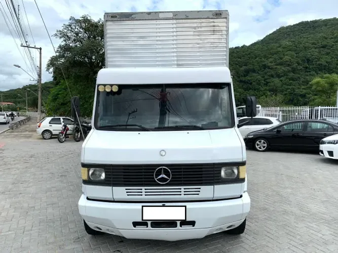 Caminhão 710 Plus Baú - Ano: 2010