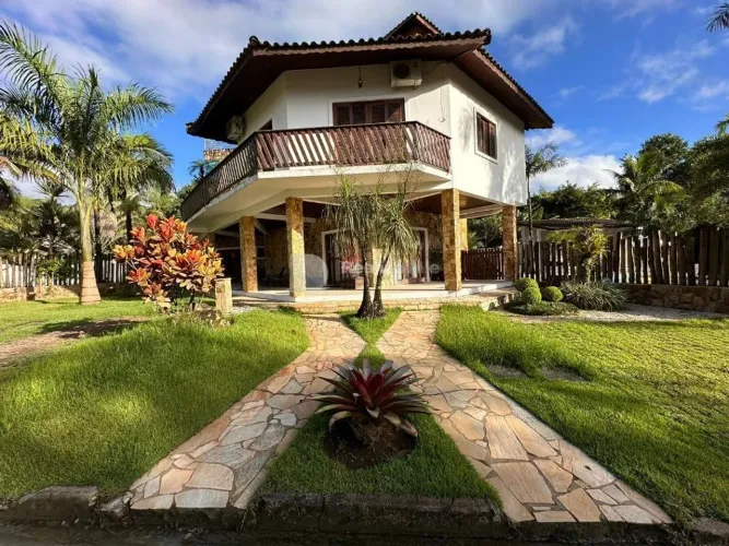 Luxuosa casa em UBATUBA com 6 quartos 566 m² no Country Clube