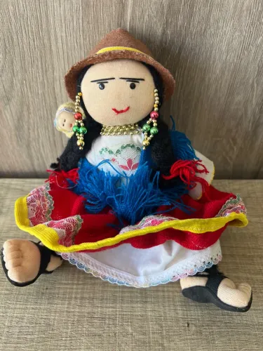 Boneca artesanal vestimenta típica com Filha nas costas Equador Raro !