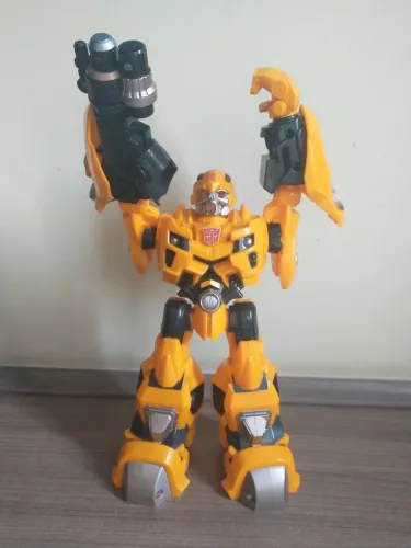 Bonecos Bumblebee, megatron e Optimus prime