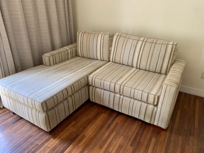 SOFÁ COM CHAISE