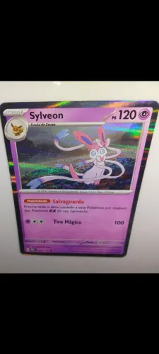 Carta Pokémon Sylveon bem conservada pra jogar e colecionar 