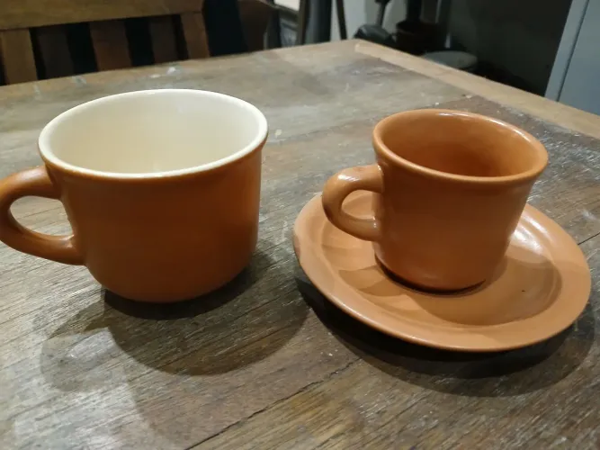 Xícara de café e de chá com pires temos quantidade