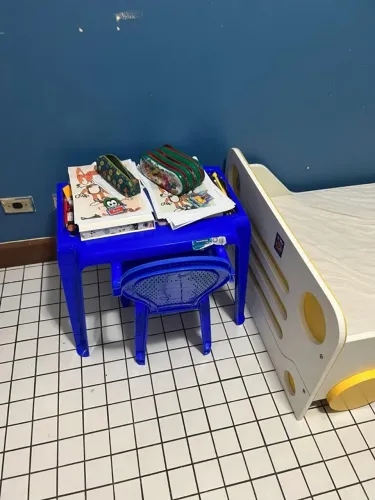 Cama Infantil com Detalhes Amarelos