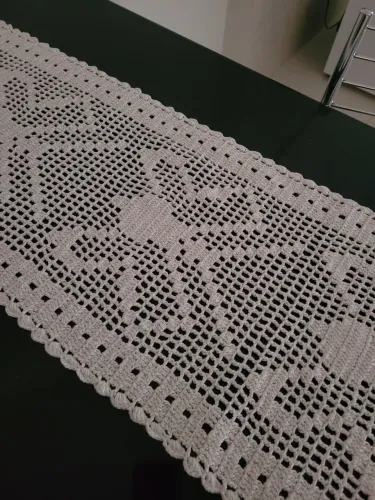 Caminho de Mesa de Crochê Artesanal