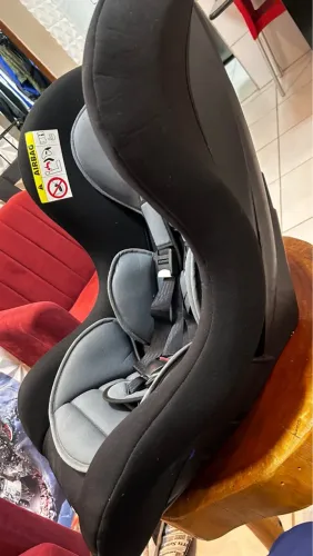 Cadeirinha de bebê com cinto de segurança