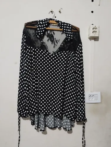 Blusa de bolinhas com detalhe em renda