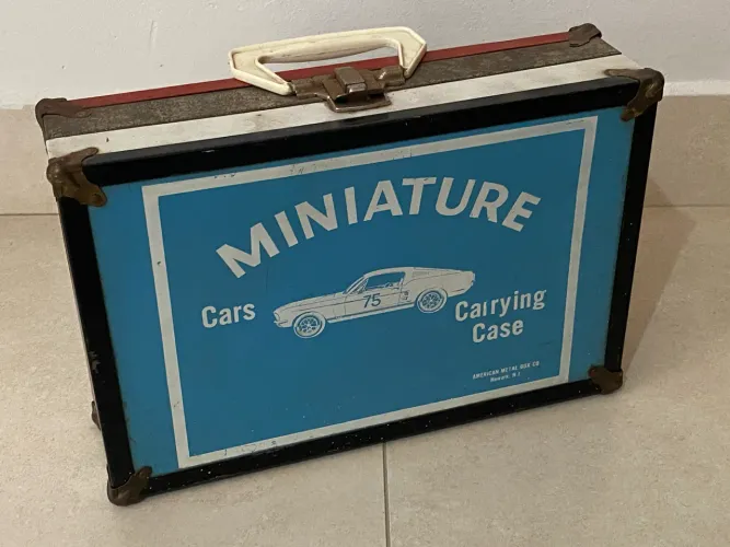 Maleta Vintage Miniature Cars - American Metal Box Co. (Anos 60, EUA)