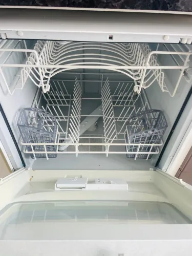 Lava-louças usada, com defeito, não drena.