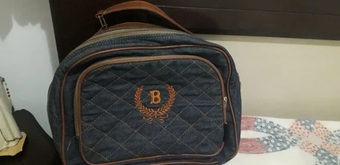Bolsa materna jeans com a letra B