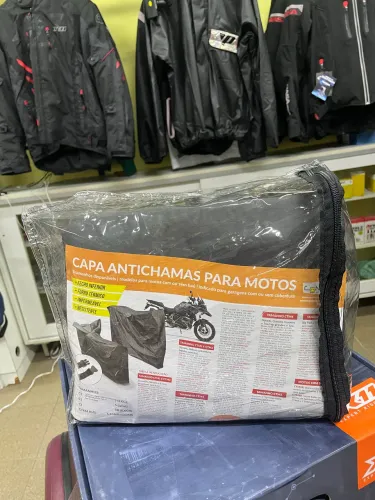 uma capa antichamas para motos