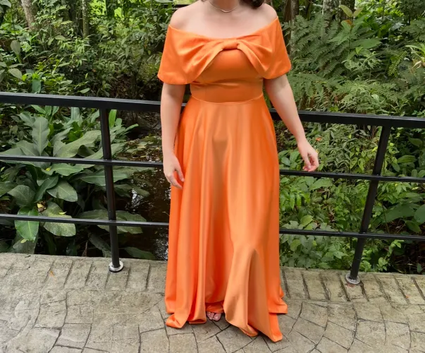 Vestido Laranja Elegante com Detalhe em Laço
